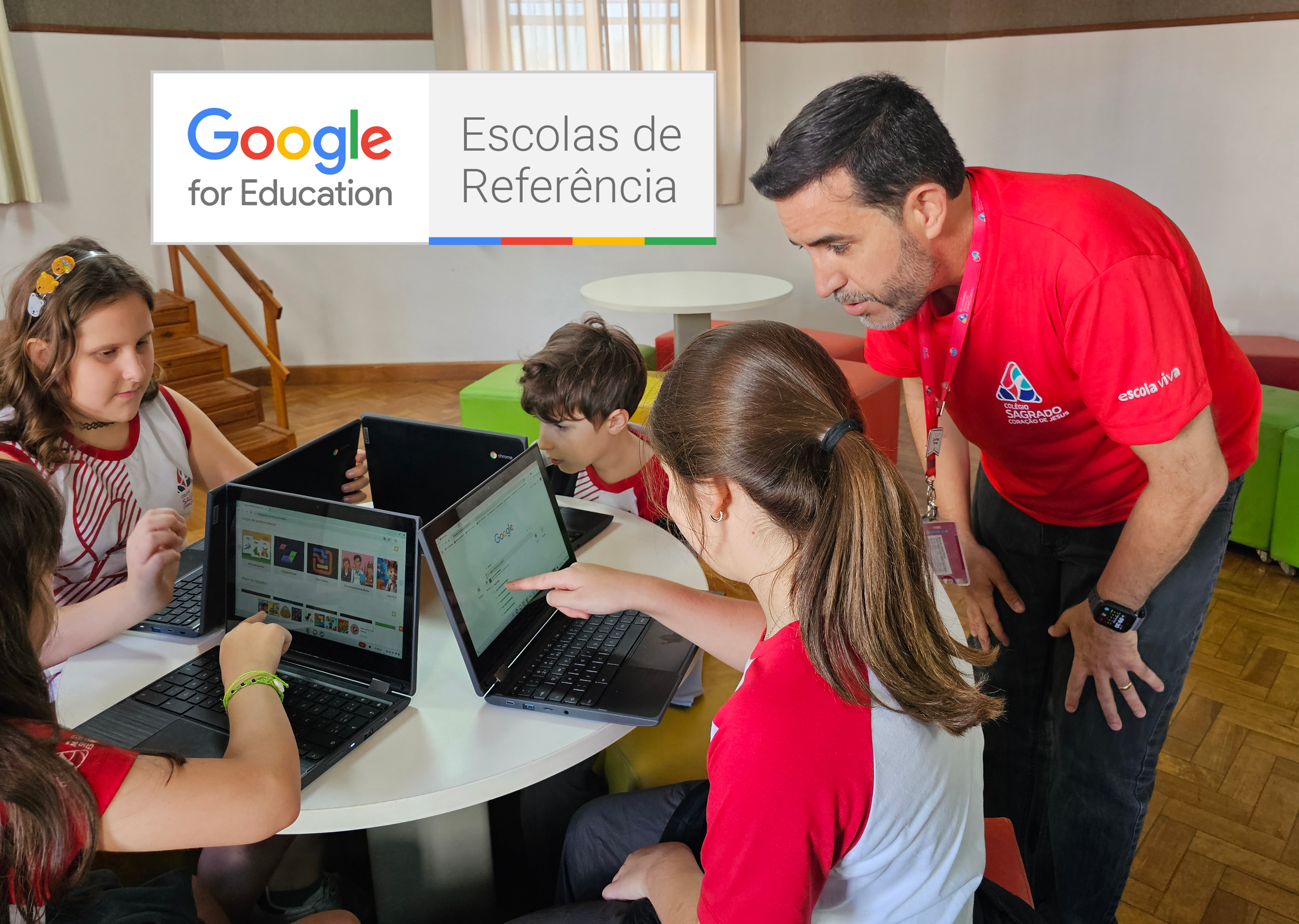 Alunos do Colégio Sagrado Coração de Jesus utilizando ferramentas Google como o apoio do professor.